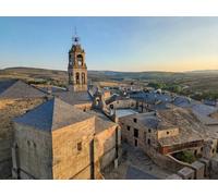 adrium Póster de 110 x 80 cm: ermita de San Cayetano e iglesia de Santa María del Azogue vista desde el castillo, Puebla de Sanabria, Zamora, España