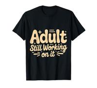 Adult Still Working On It Aprendizaje para Adultos |- Camiseta