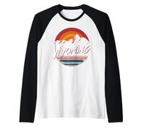 Adventure Awaits in Wyoming Camiseta Manga Raglan