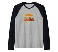 Adventure, Awaits Retro Mountains Sunset Outdoors Explore Camiseta Manga Raglan
