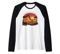 Adventure Awaits Safari Botas de Senderismo Explorer Travel Camiseta Manga Raglan