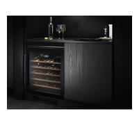 AEG KITCHEN Vinoteca empotrable . AWS4052B5B. Cíclico. Empotrable. Mas de 50 botellas