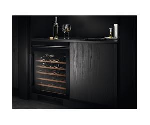 AEG KITCHEN Vinoteca empotrable . AWS4052B5B. Cíclico. Empotrable. Mas de 50 botellas. Medidas 82 x 60