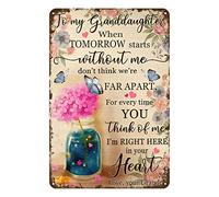 Aenaon Letrero de estaño vintage de mariposa para decoración de pared, diseño de mariposa con texto en inglés "Grandma to My Granddaughter I'm Right Here in Your Heart", retro, hogar, cocina, bar