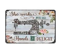 Aenaon Letrero de metal con texto en inglés "She Works with Her Hands in Delight", vintage, decoración de pared, hogar, bar, cafetería, garaje, cueva, 30,5 x 20,3 cm