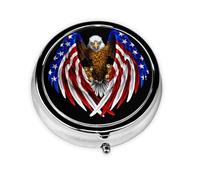 Águila patriótica de la bandera de Estados Unidos. Este pequeño pastillero redondo es un organizador portátil de medicamentos de viaje con tres compartimentos para almacenar medicamentos diarios.