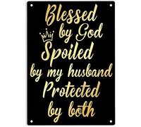 AimQurt Letrero de metal con texto en inglés "Blessed by God Spoiled By My Husband Protected By Both (Blessed by God Spoiled By My Husband Protected By Ambos), cartel de estaño de Dios para casa