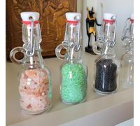 Alcrea® 4 Botellitas de vidrio de 12cm con rellenos decorativos CVS, con asa y tapón gaseosa. Mini botellas vidrio decoración cocina hogar escritorio regalo amigos. Pequeño adorno estiloso vintage