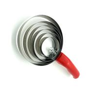 ALCXAZS Cepillo de Limpieza del Cabello Multifuncional para Ganado, rascador de Caballo con Mango cómodo Acero Inoxidable y PP, fácil Limpiar, Rojo 6 círculos