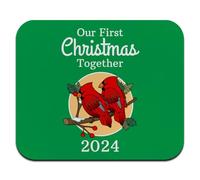 Alfombrilla de mouse fina de perfil bajo con diseño de cardenales rojos en la rama de los recién casados Nuestra primera Navidad juntos 2024
