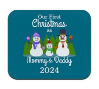 Alfombrilla de mouse fina de perfil bajo con diseño de familia de muñecos de nieve con texto en inglés "Our First Christmas as Mommy and Daddy"
