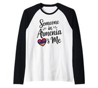 Alguien En Armenia Me Ama Corazón Bandera Amor Camiseta Manga Raglan