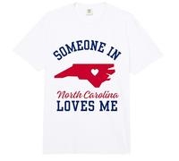 Alguien en Carolina del Norte me ama, cariño de Carolina del Norte Comfort Colors Adult Heavyweight T-Shirt