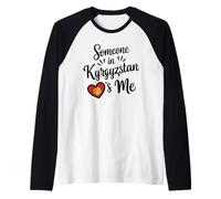 Alguien En Kirguistán Me Ama La Bandera del Corazón Camiseta Manga Raglan