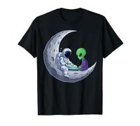 Alien and Astronaut Playing Chess At The Moon Camiseta
