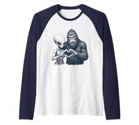 Alien and Bigfoot Love - Letrero de mano retro vintage Camiseta Manga Raglan