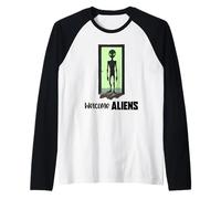 Alien Standing In Doorway Surrealista Sci Fi Design Camiseta Manga Raglan