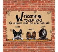 Alioyoit Divertido letrero de metal con texto en inglés "Welcome to Our Home The Humans Here with Us" Retro Cute Puppy Dog Sign with Us - Letrero de perro sarcástico diciendo mascotas, perros