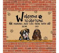 Alioyoit Divertido letrero de metal con texto en inglés "Welcome to Our Home The Humans Here with Us" para puerta de perro, póster de metal antiguo, decoración de pared, regalo para amantes de las