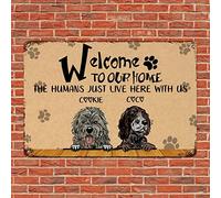 Alioyoit Divertido letrero de metal con texto en inglés "Welcome to Our Home The Humans Here with Us" - Letrero de metal envejecido para colgar en la pared, regalo para mascotas y mamás