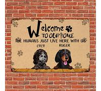 Alioyoit Letrero de metal con el nombre de perro personalizado Welcome to Our Home The Humans Here with Us Funny Dog Art Retro Cute Puppy Dog Sign Dog Wall Hanging Decor for Outdoor Patio