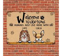 Alioyoit Letrero de metal con el nombre de perro personalizado Welcome to Our Home The Humans Here with Us Funny Dog Tin Sign Metal Art Retro Pet Dog Welcome Sign Dog Wall Art Decor for Fence Entry