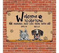 Alioyoit Letrero de metal con el nombre de perro personalizado Welcome to Our Home The Humans Here with Us Funny Dog Sign Cute Puppy Dog Sign Antique Metal Poster Pet Dog Wall Decor for Garden Gift