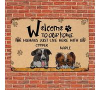 Alioyoit Placa de metal con texto en inglés "Welcome to Our Home The Humans Here with Us" - Letrero de metal vintage para pared con texto en inglés "Welcome to Our Home The Humans Here with Us"
