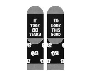 alloneslife Divertidos calcetines de pantorrilla negros con números impresos para regalos de cumpleaños, divertidos zapatos casuales de algodón para mujeres y hombres, 30 años, XL-5XL