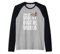 Alma analógica en un Mundo Digital Diseño Retro estético tecnológico Camiseta Manga Raglan