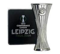 Am Ball Com UEFA Conference League Pin, Final Leipzig 2026, Diseño de Dos Piezas con Trofeo y Placa del Final, Artículo para Aficionados, Pieza de Colección, Regalo para Hombres