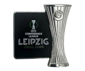 Am Ball Com UEFA Conference League Pin, Final Leipzig 2026, Diseño de Dos Piezas con Trofeo y Placa del Final, Artículo para Aficionados, Pieza de Colección, Regalo para Hombres