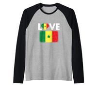 Ama a Sénégal con la bandera senegalesa envejecida en un corazón Camiseta Manga Raglan