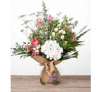 AMBORELLA | Ramo realizado con una hortensia y diferentes flores en un saquito floral con agua en el interior | Entrega Rápida y Cuidada | Tarjeta de Dedicatoria Personalizada| Flores a Domicilio