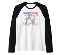 America US Immigrants Are Not Criminals But The President Is Camiseta Manga Raglan