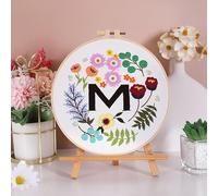 Amiiba Kit de iniciación de bordado con guirnalda de letras M, juego de punto de cruz para el día de San Valentín para parejas, kit de punto de cruz para principiantes y adultos (letra M)