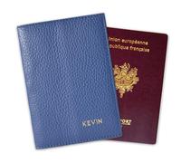 Amikado - Funda de pasaporte personalizada de piel con estampado en caliente, color azul, azul, 13.5 x 9.5 cm, Clásico