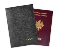 Amikado - Funda Portadocumentos para Pasaporte de Piel con Estampado en Caliente, Color Negro, 13.5 x 9.5 cm, Clásico