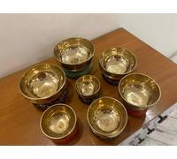 Amilav Collections Juego de cuencos tibetanos de 5 a 10 pulgadas, juego de cuencos tibetanos de 7 chakras, juego de cuencos tibetanos de meditación para tallar Lotus Om