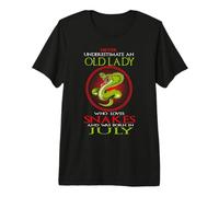 An Old Lady Who Loves Snakes Was Born In July Birthday Camiseta Premium