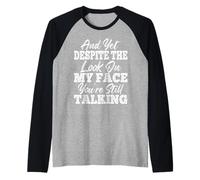 and Yet Despite The Look On My Face You'Re Still Talking Camiseta Manga Raglan