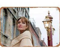 Angelina Jolie In The Tourist - Letrero de metal divertido de 8 x 12 pulgadas, decoración de pared, regalos para el hogar, calle, bares, restaurantes, cafeterías, tiendas
