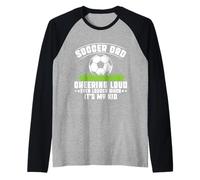 Animando en voz alta aún más fuerte cuando es mi papá de fútbol hijo Camiseta Manga Raglan