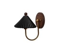 Aplique de Pared Minimalista Nórdico Moderno, Pantalla Cónica de Cerámica Plisada Blanca, Base de Maderaiza de Nogal, Brazo Curvo con Acabado de Latón, Luz de Acento Estética para Dormitorio, Estudio,