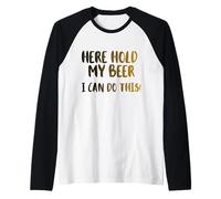 Aquí sostenga mi Cerveza, Puedo Hacer Esto! Nice Cold Beer Drinkin Camiseta Manga Raglan