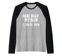 Aquí sostenga mi Cerveza, Puedo Hacer Esto! Nice Cold Beer Drinkin Camiseta Manga Raglan