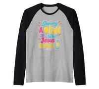 Arrojando una luz sobre quién es Jesús Realmente en la Escuela bíblica de Vacaciones Camiseta Manga Raglan