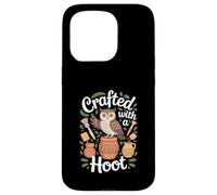 Arte de cerámica Animal "Hecho a mano con un Hoot" Carcasa para iPhone 15 Pro