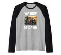 Arte Vintage Divertido de «montamos al Amanecer Montando una cortadora de césped para papá» Camiseta Manga Raglan