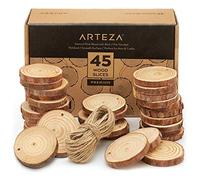Arteza Rodajas de madera para manualidades | 6-7 cm aprox. | 45 discos de madera de pino | Superficies lisas y borde con corteza | Incluye 15 m de cuerda para llaveros de madera, arte y bricolaje